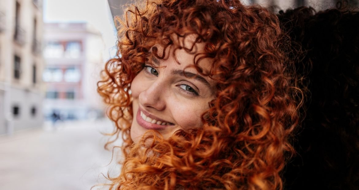 Jovem usa a cor de cabelo ruivo que combina com seu rosto